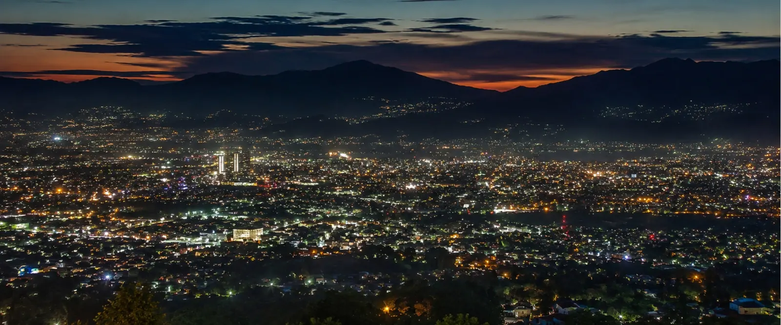 Pemandangan lampu kota pada malam hari